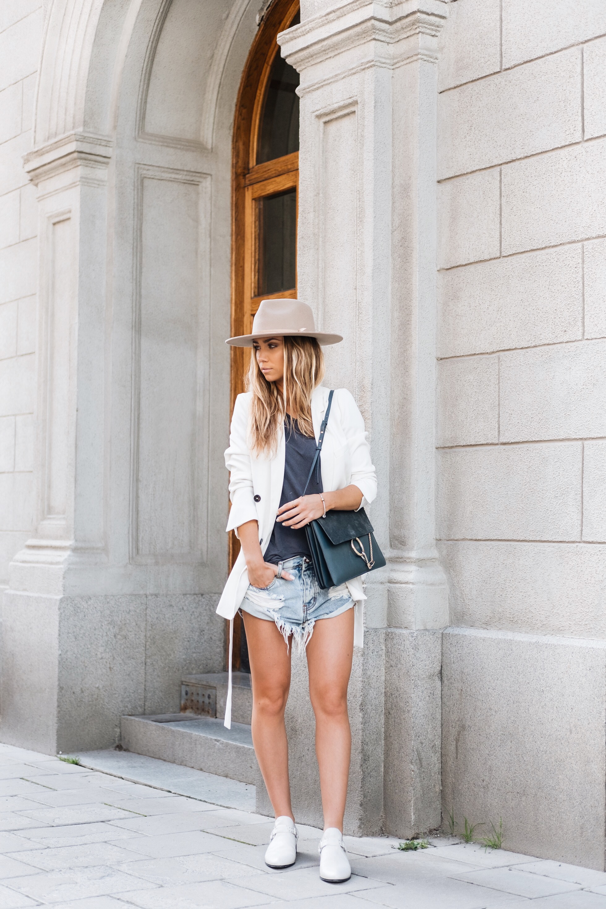 Pour l'été, il vaut mieux choisir une tenue en tissus coton et lin. belyj-pidzhak-zhenskij_-31