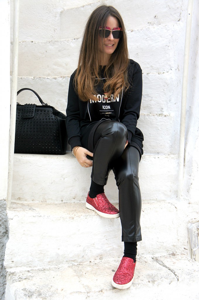 Les chaussures lumineuses contrastent avec la tenue monochrome slipony-zhenskie_ (44)