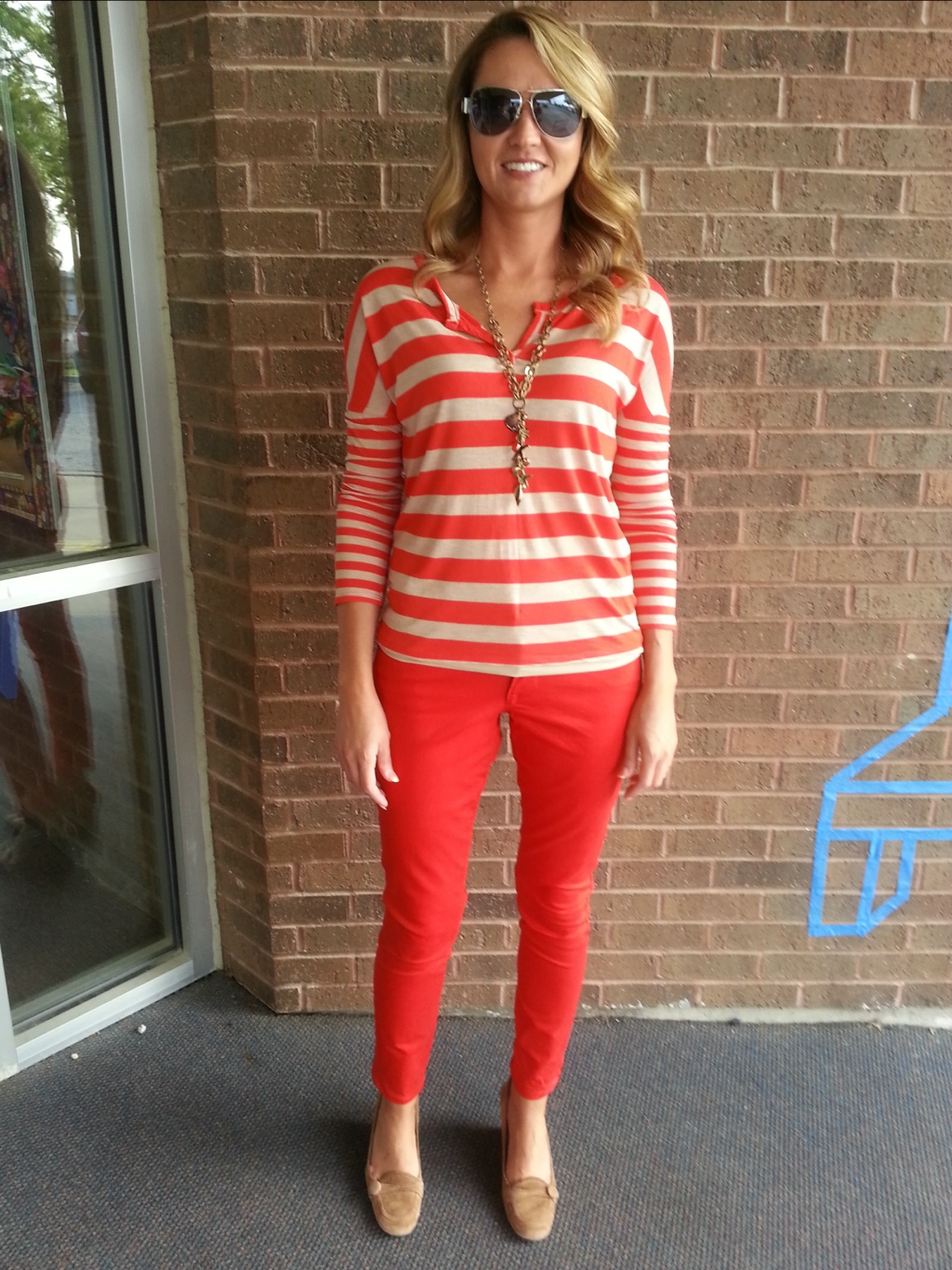 Les vêtements de tous les jours doivent également être brillants. krasnye-bryuki-zhenskie_ (15)