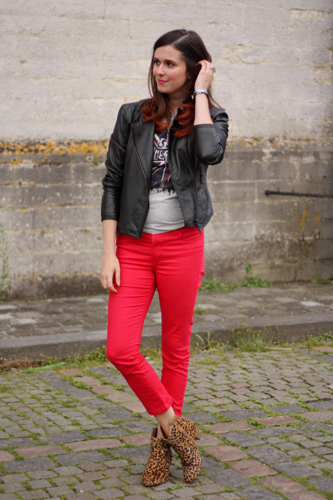 La combinaison avec des chaussures léopard est une décision audacieuse krasnye-bryuki-zhenskie_ (22)