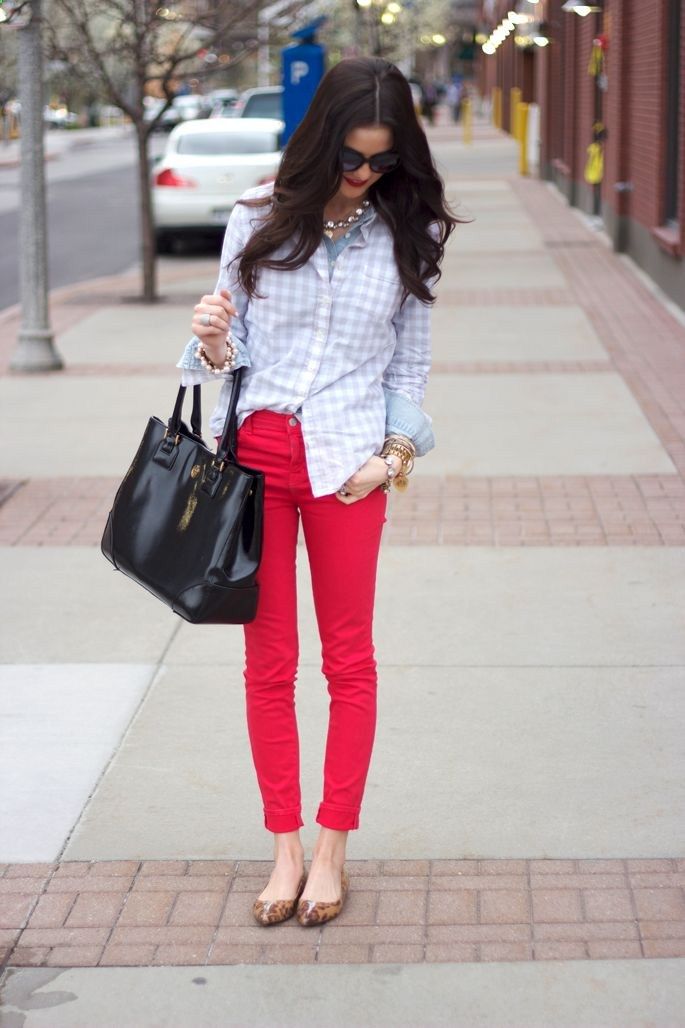 Les tuyaux soulignent la minceur des jambes krasnye-bryuki-zhenskie_ (30)