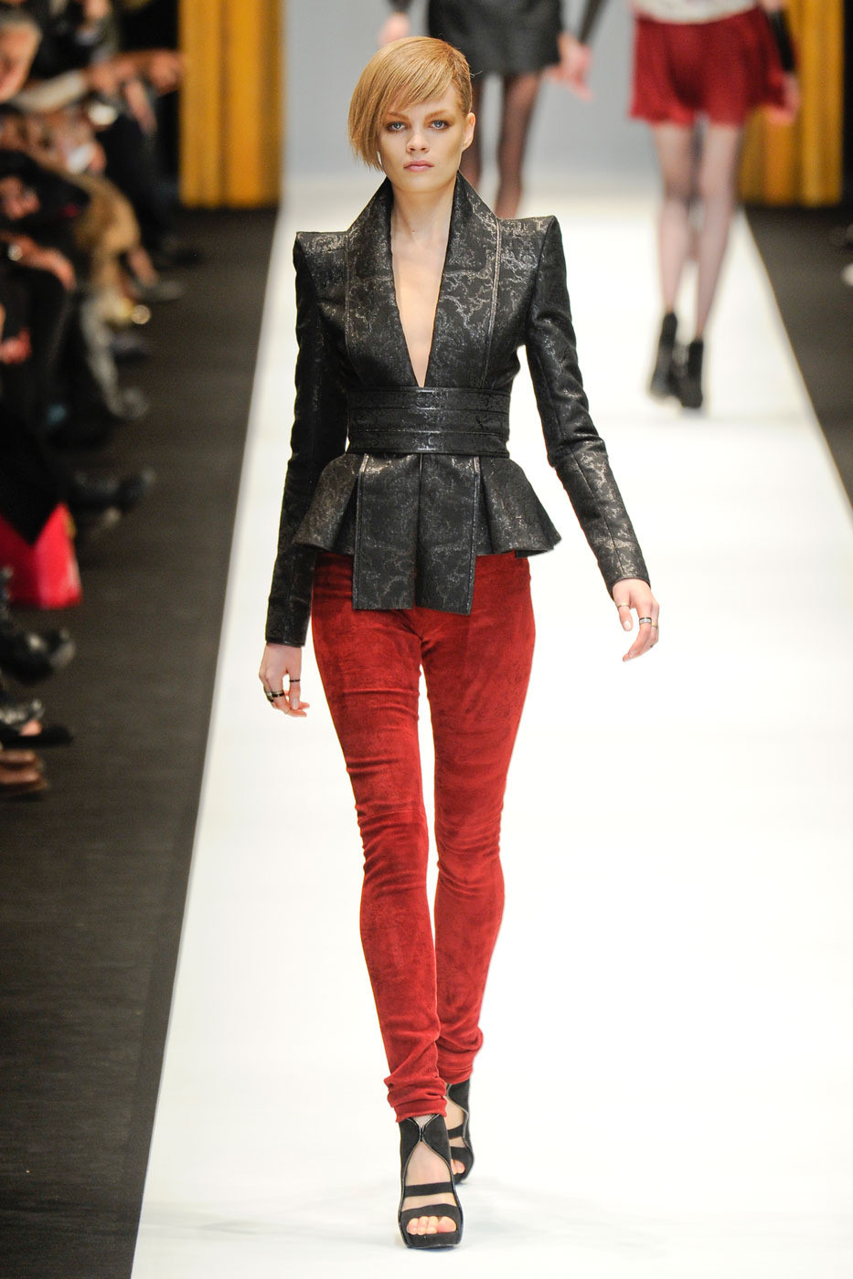 Pipes en velours côtelé et veste en cuir krasnye-bryuki-zhenskie_ (39)