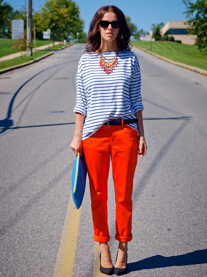 La longueur juste au dessus de la cheville conviendra aux filles aux longues jambes krasnye-bryuki-zhenskie_-41