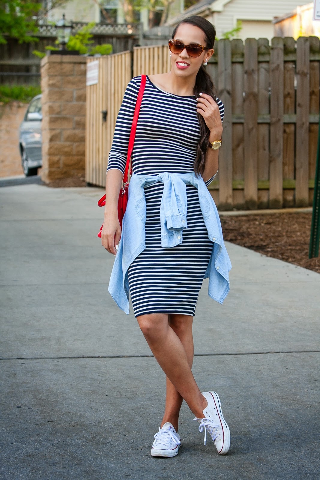 La coupe laconique peut être combinée avec des baskets plaque-v-polosku-foto_ (1)