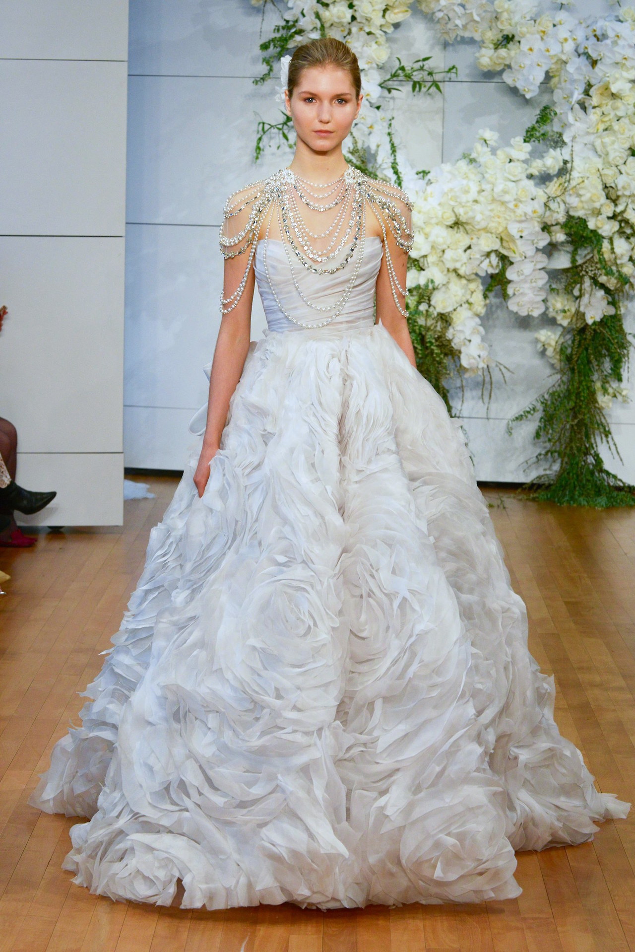 Fleurs volumétriques à l'ourlet svadebnye-platya-foto_ (31)