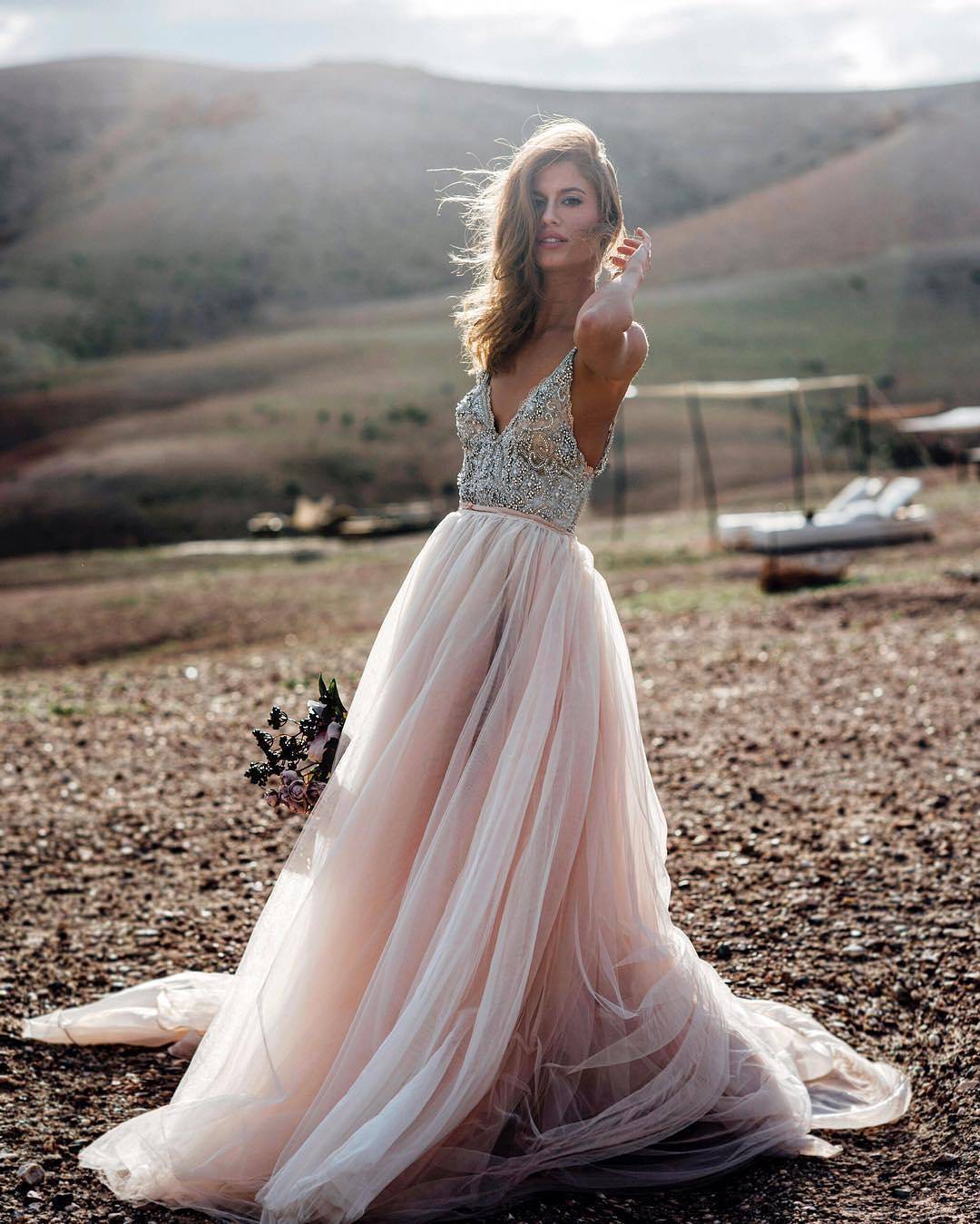 Il n'est pas nécessaire de choisir une tenue blanche, elle peut également contenir des nuances de rose. svadebnye-platya-foto_ (49)