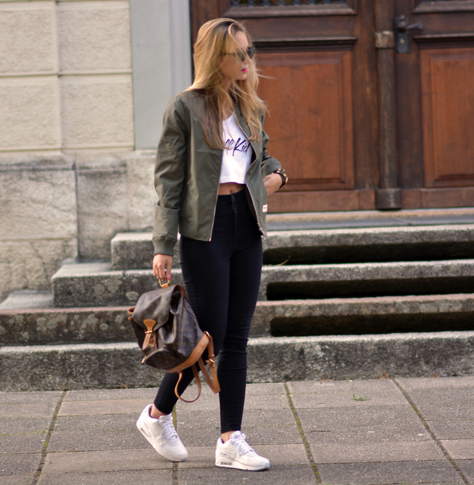 Se marie bien avec des baskets et un sac à dos zhenskaya-kurtka-bombardier_ (13)