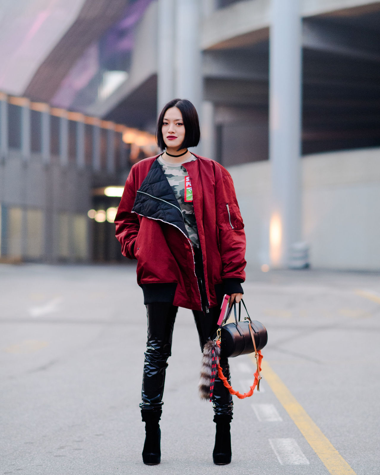 Pendant la saison froide, vous voulez aussi avoir l'air élégant. zhenskaya-kurtka-bombardier_ (47)