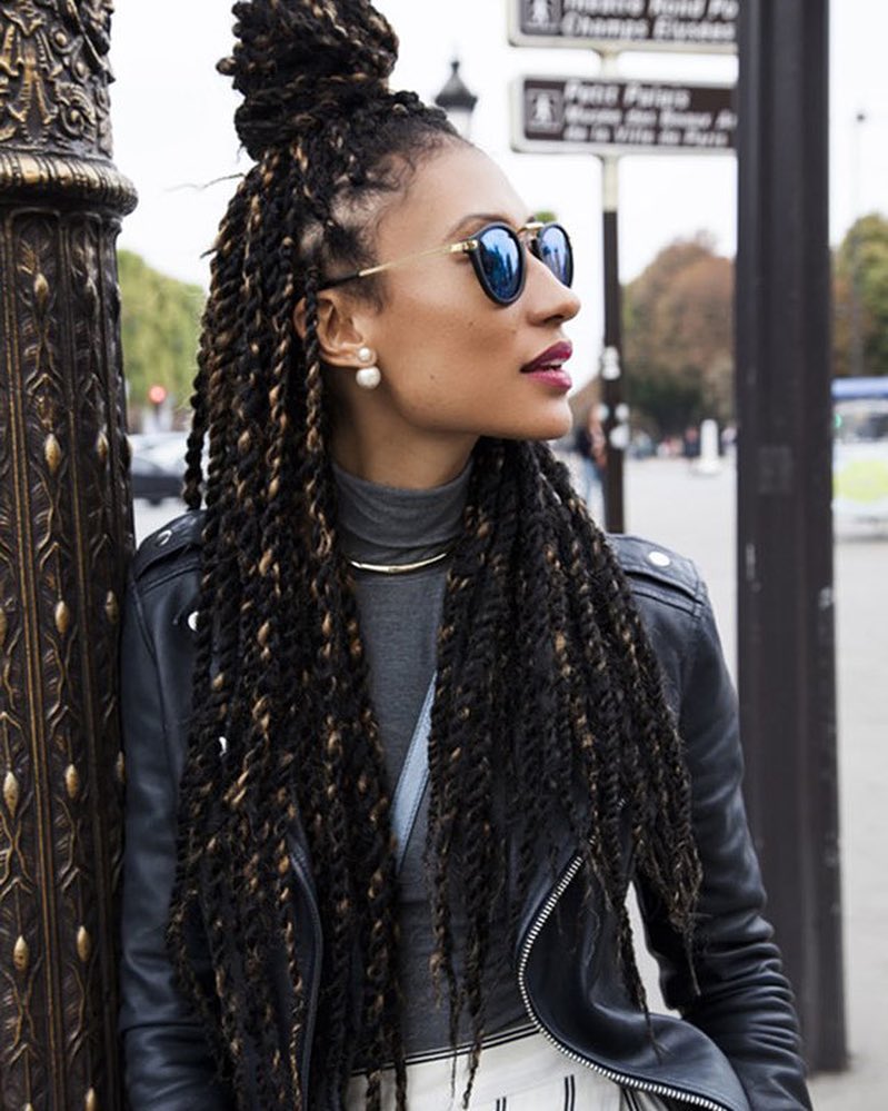 Une partie des brins est attachée dans un chignon haut afrikanskie-kosichki-foto_ (11)