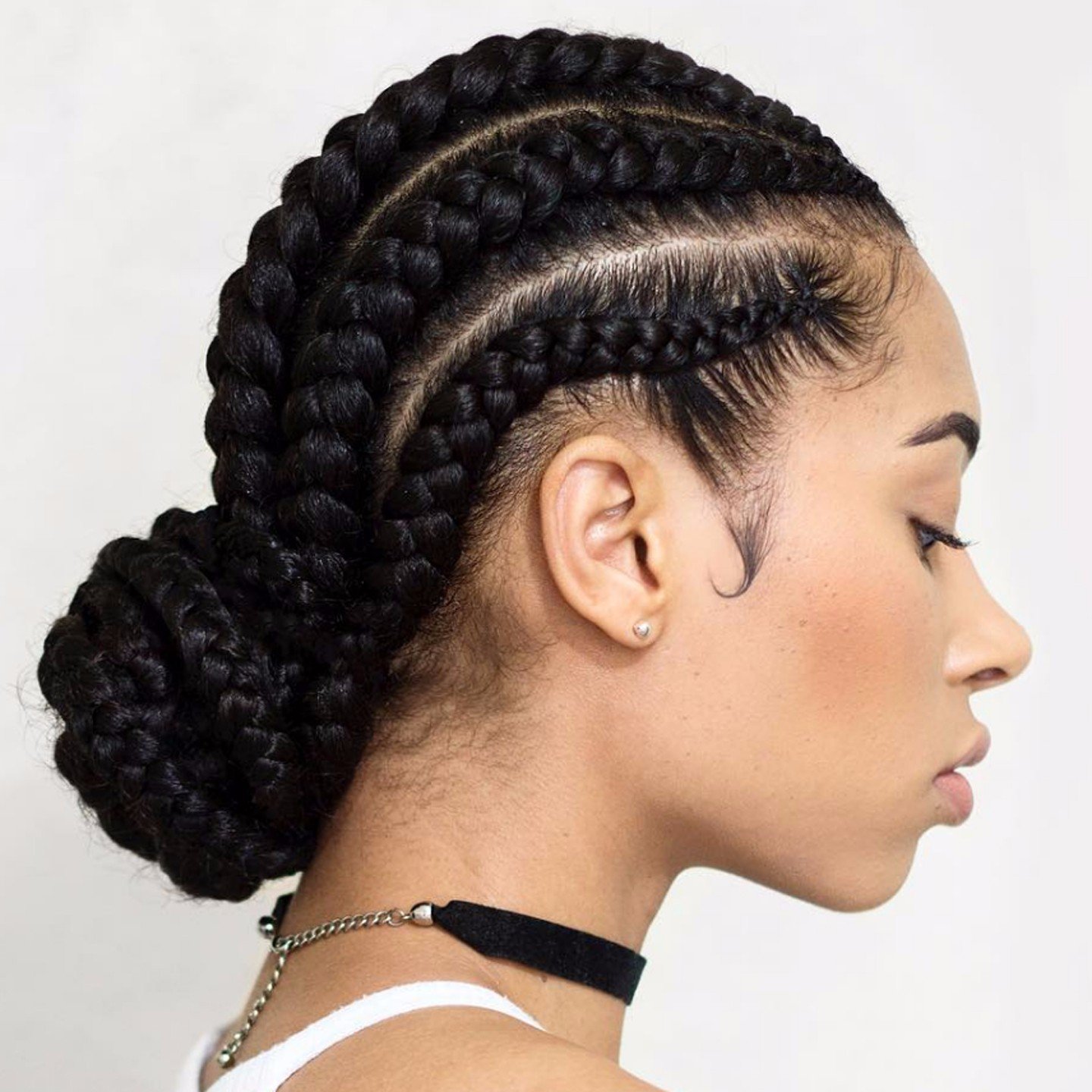 Les tresses sont tissées en un chignon bas afrikanskie-kosichki-foto_ (38)