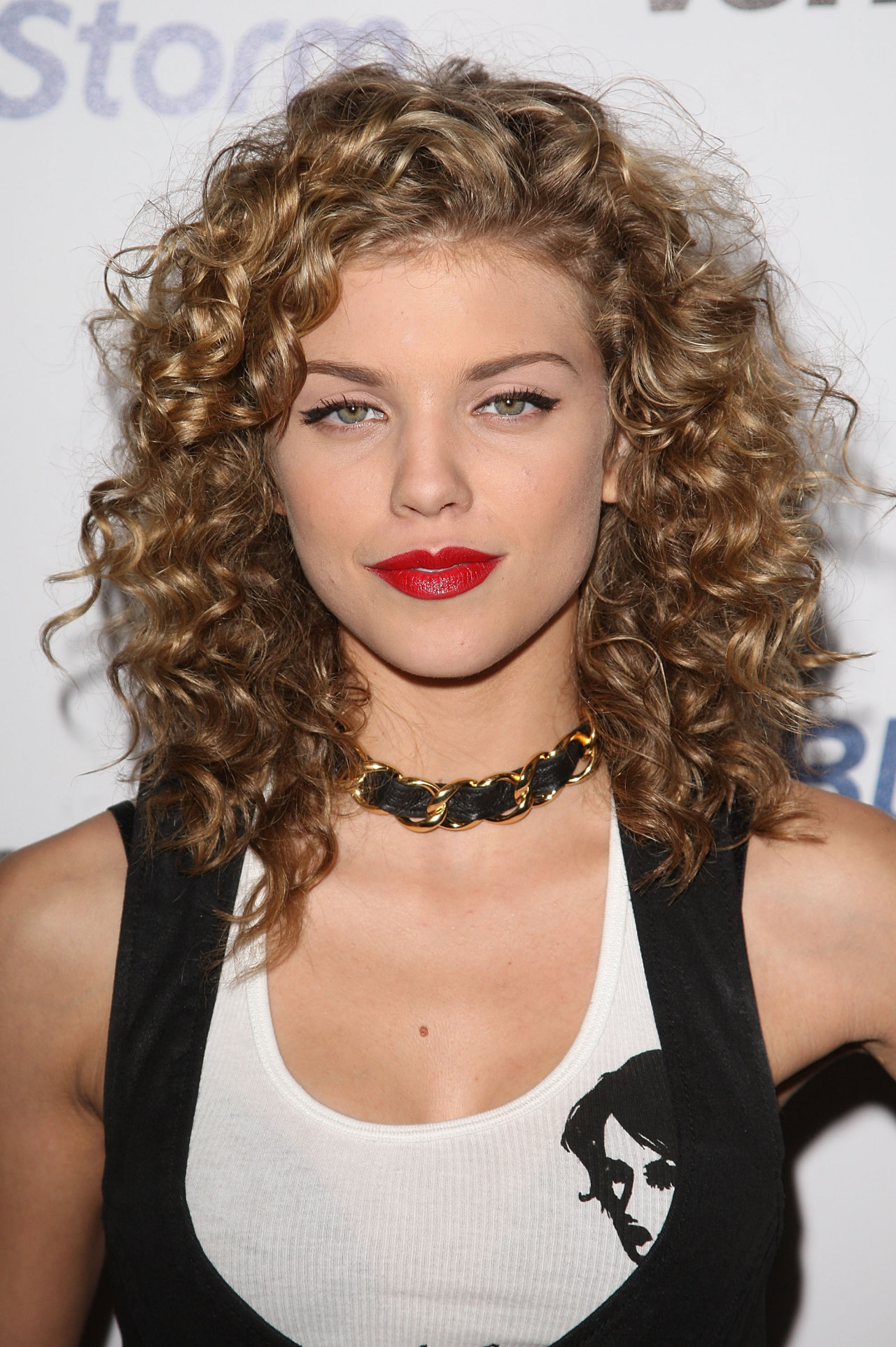 N'ayez pas peur d'expérimenter avec vos propres boucles ! himicheskie-zavivki-na-srednie-volosy-foto_16