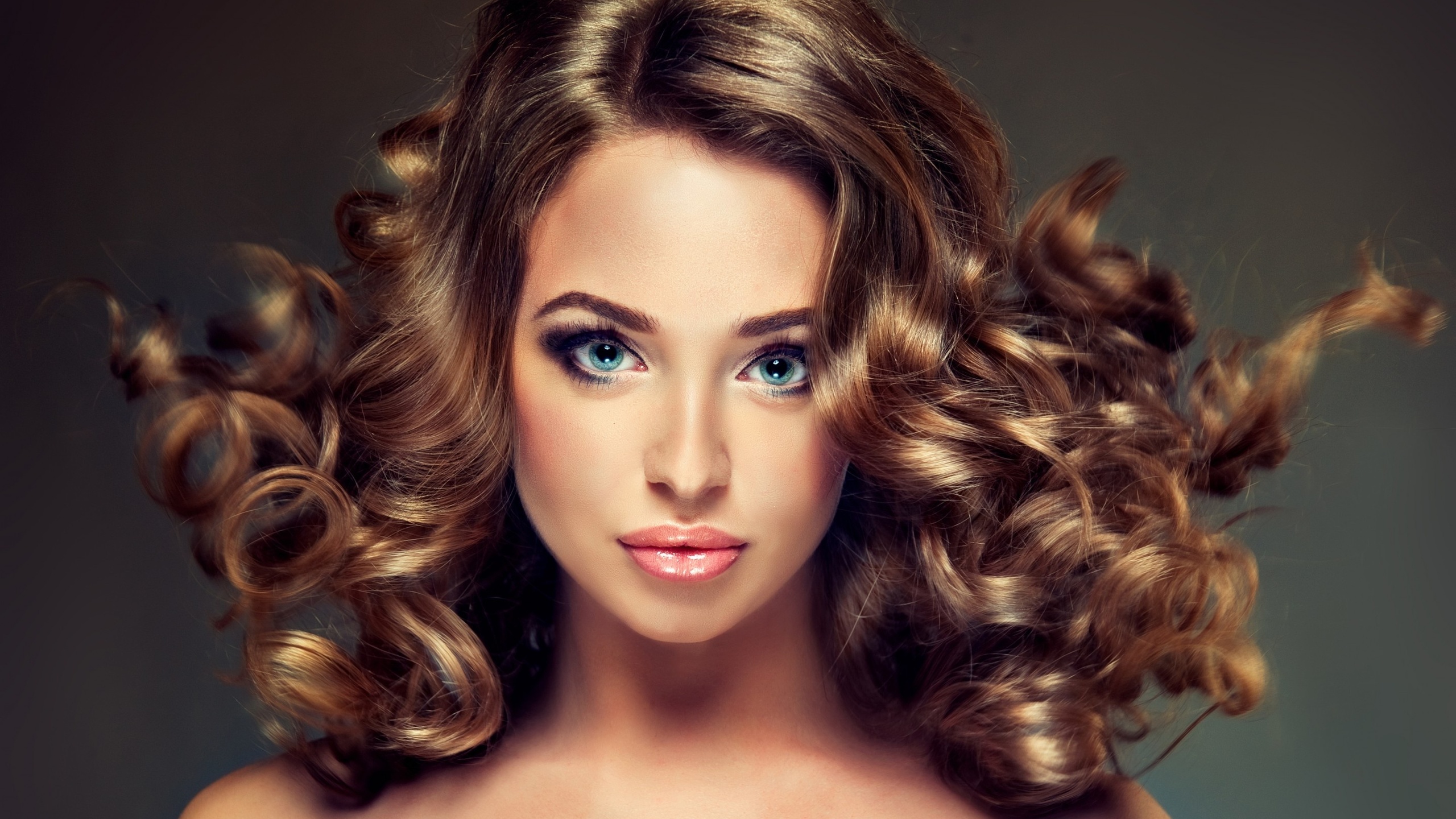 A l'air magnifique et magnifique himicheskie-zavivki-na-srednie-volosy-foto_2