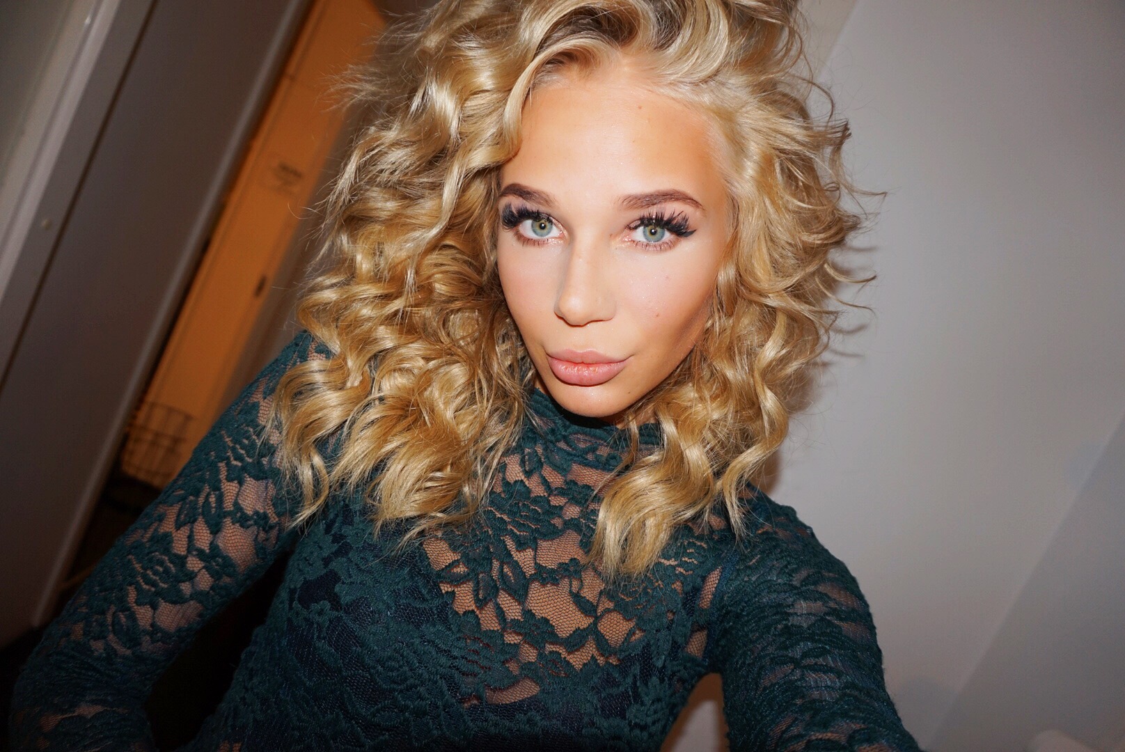 Semble impressionnant et de bon goût himicheskie-zavivki-na-srednie-volosy-foto_30