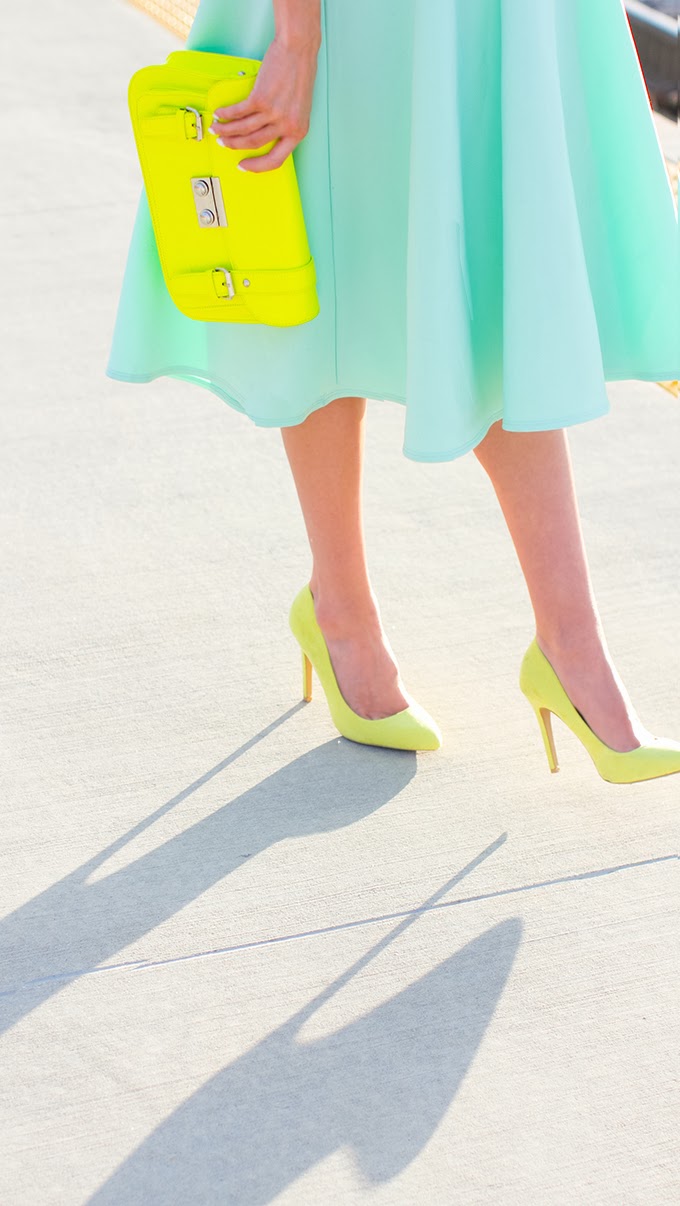 Un ajout chic avec des accessoires lumineux biryuzovoe-plaque-foto_25