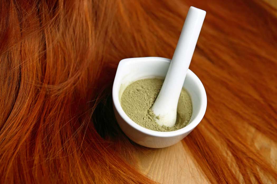 Okrem toho, že získate sýtu farbu, ale aj ozdravíte vlasy hna-dlya-volos_10