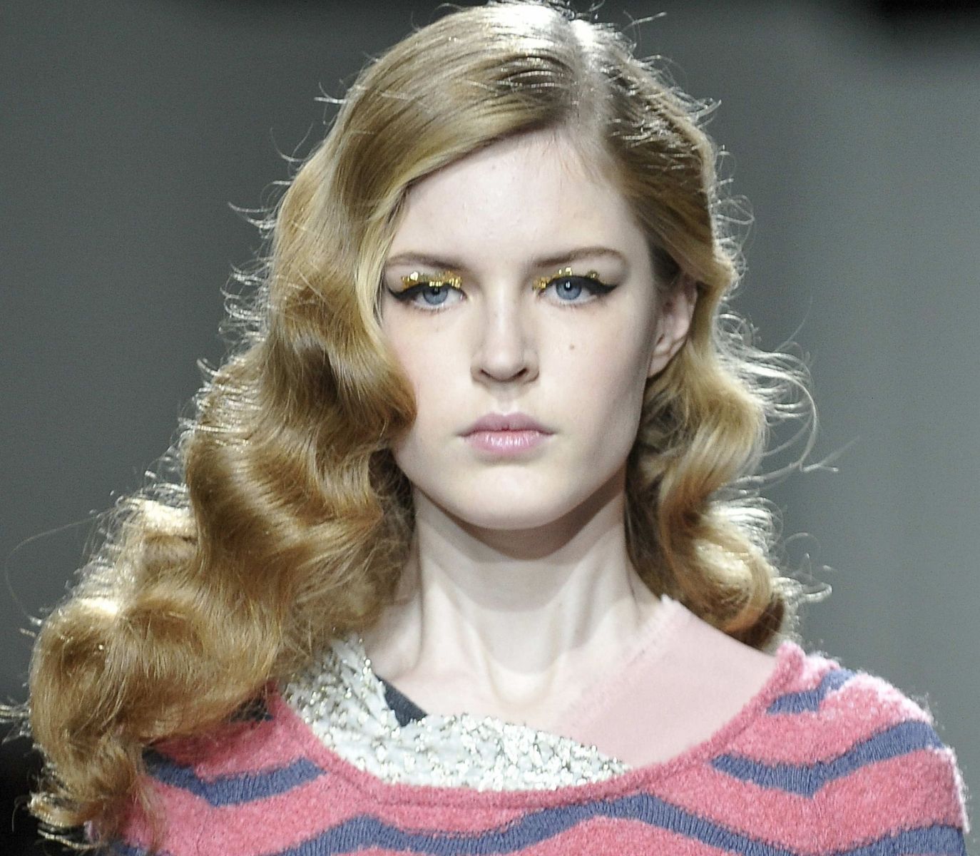 boucles hollywoodiennes pricheski-na-dlinnye-volosy-foto_15