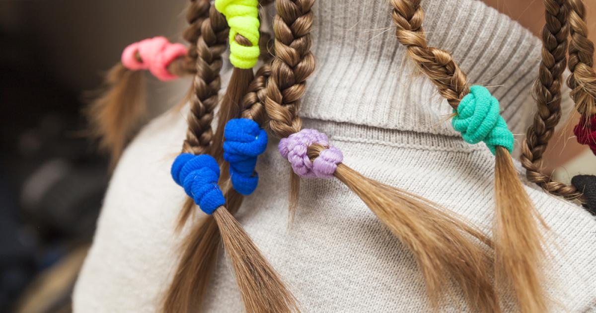 Semble brillant et ludique pricheski-na-dlinnye-volosy-foto_43