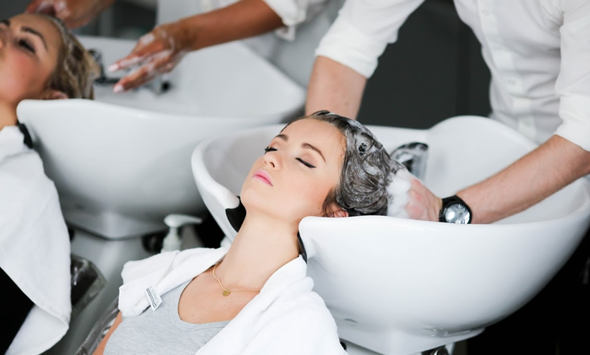 Galima padaryti tiek su profesionaliais produktais, tiek su natūraliais produktais smyvka-dlya-volos_1