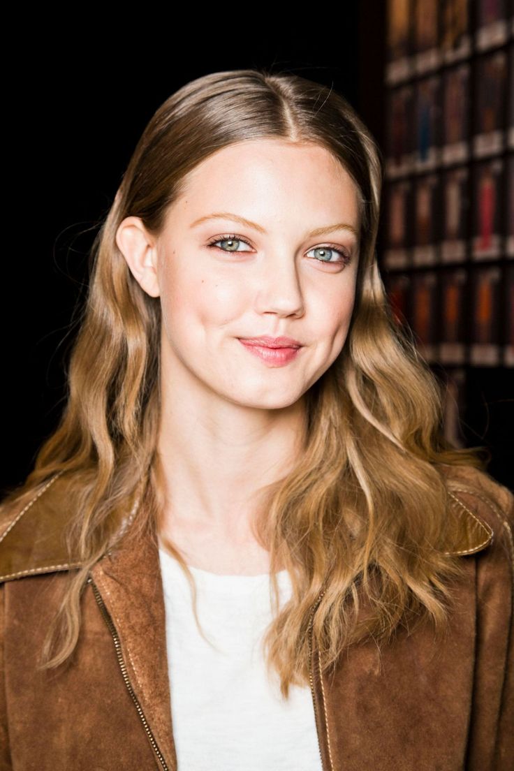 Cette nuance rafraîchira le visage. solomennyj-tsvet-volos-foto_56