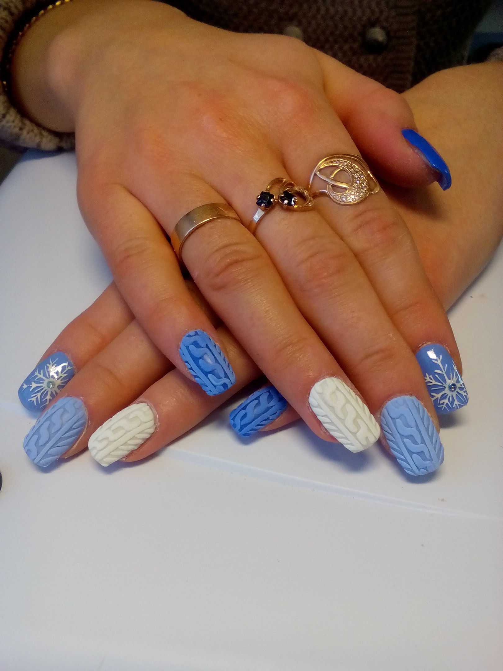 Underbar tandem av blått och vitt vyazanyj-manikyur-foto_10