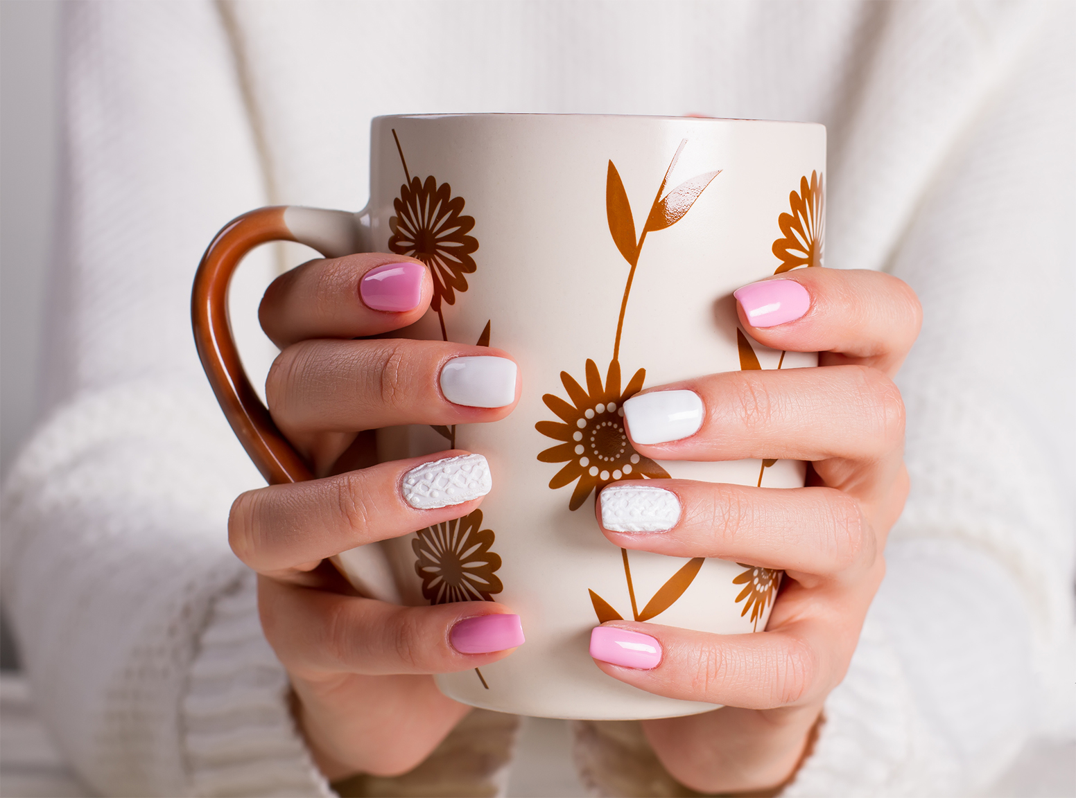 Ser imponerande ut under en varm tröja vyazanyj-manikyur-foto_41