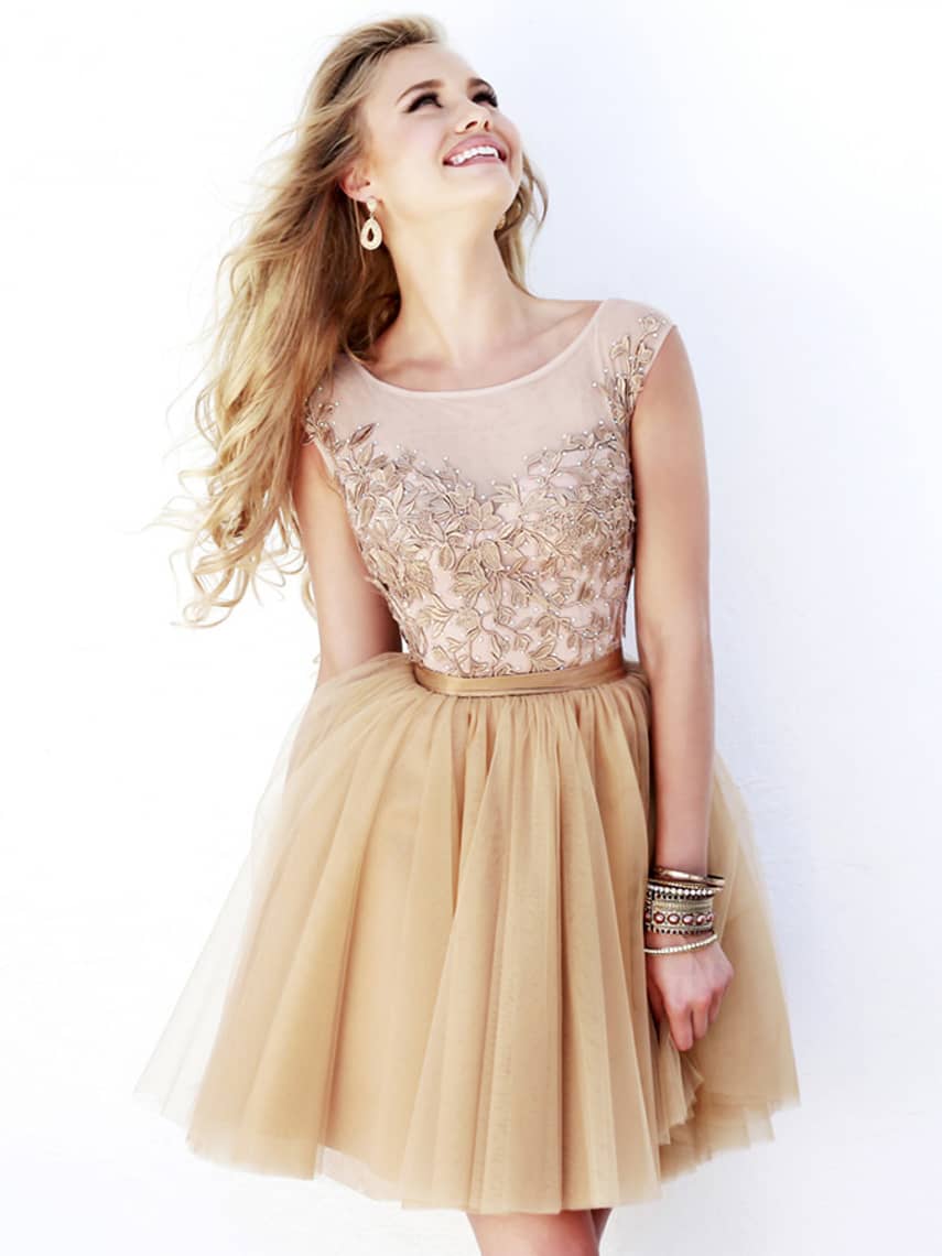 Denna outfit presenteras av designers i olika varianter. bezhevoe-plate-foto_3