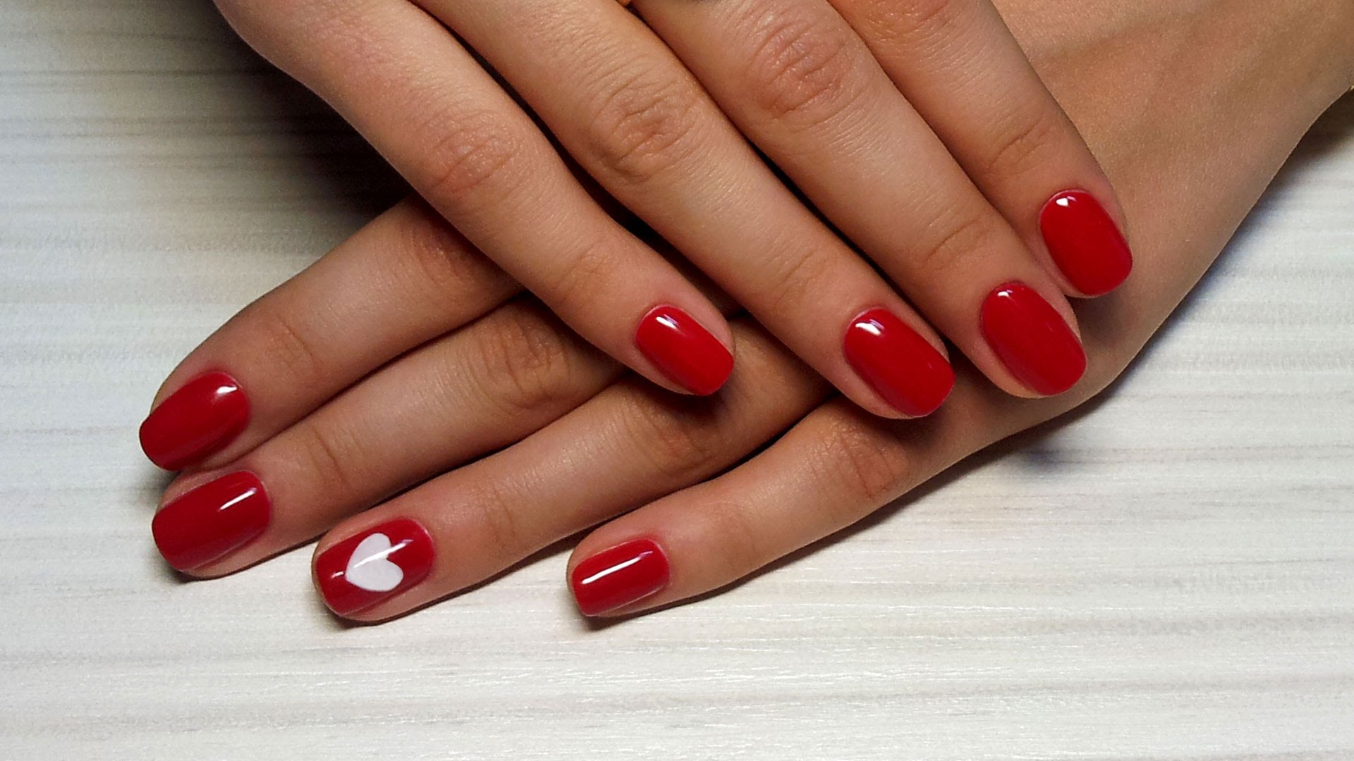 Coeur blanc incroyable krasnyj-manikyur-foto_12