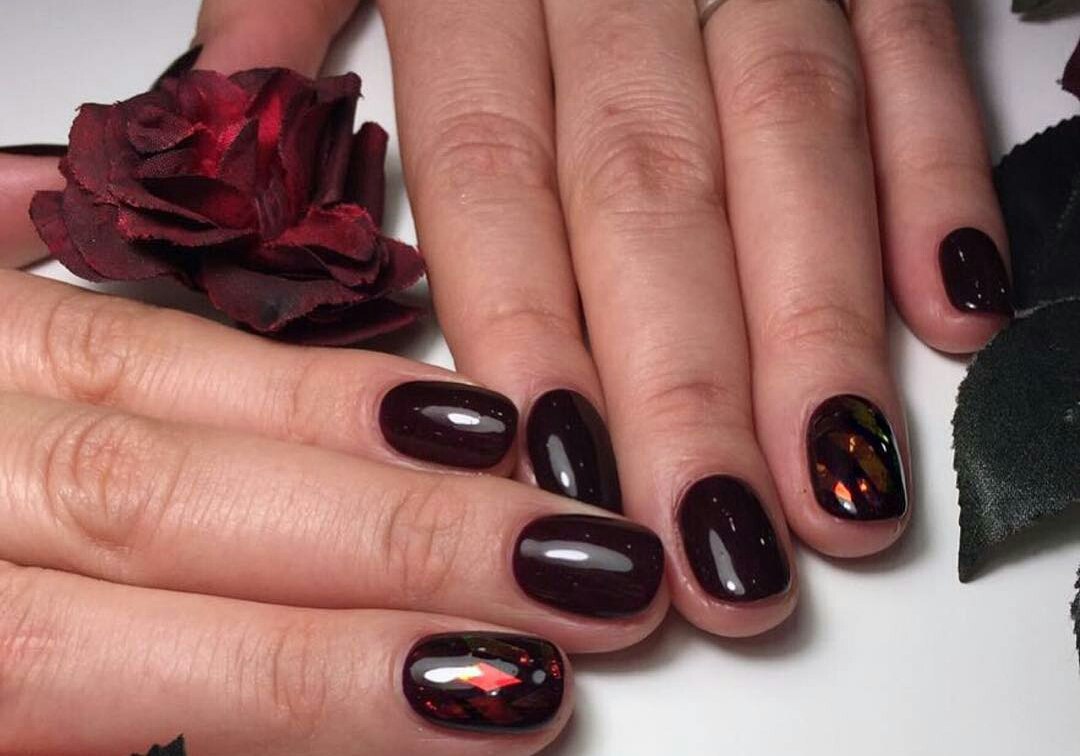 Si vous faites tout soigneusement et correctement, l'effet sera tout simplement incroyable. krasnyj-manikyur-foto_39