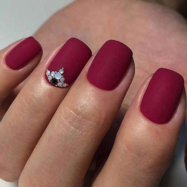 Décor attrayant avec des strass krasnyj-manikyur-foto_50