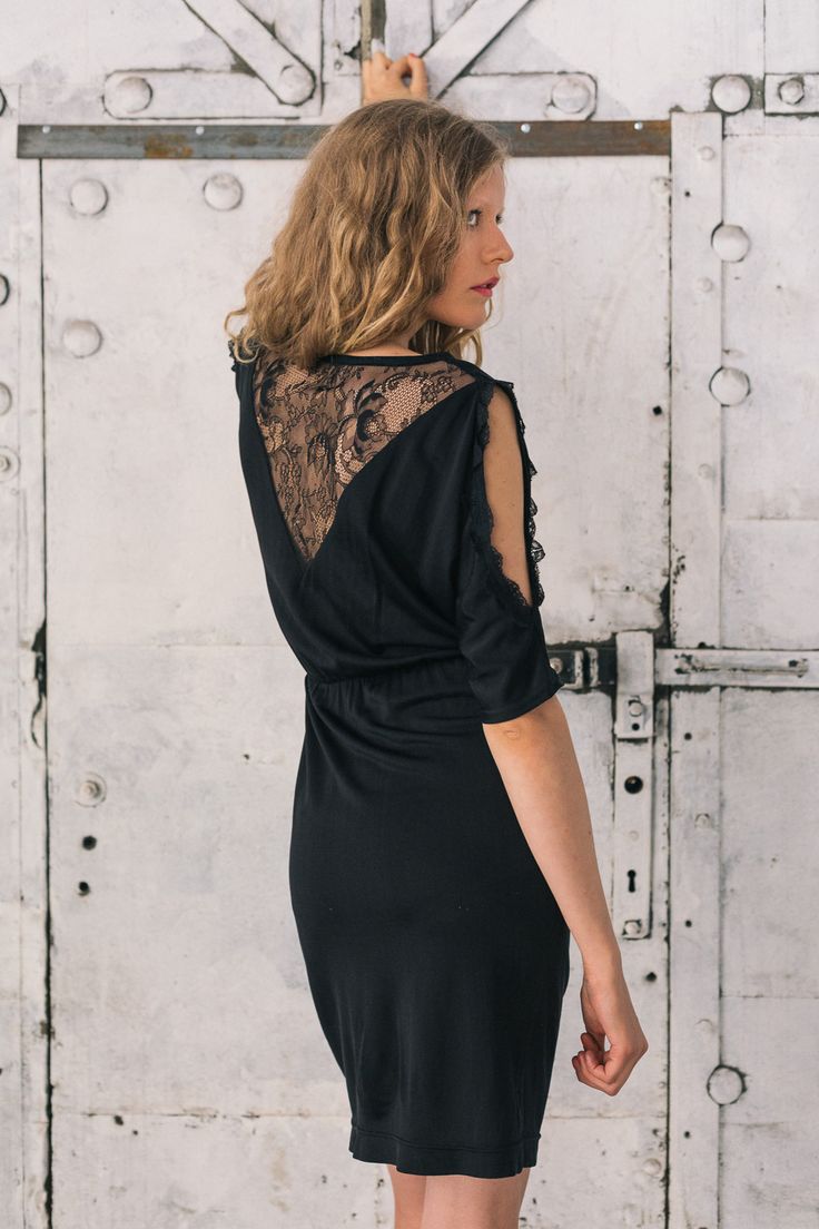 La popularité de la tenue ne diminue pas jusqu'à présent. malenkoe-chernoe-plaque-foto-novinki_9