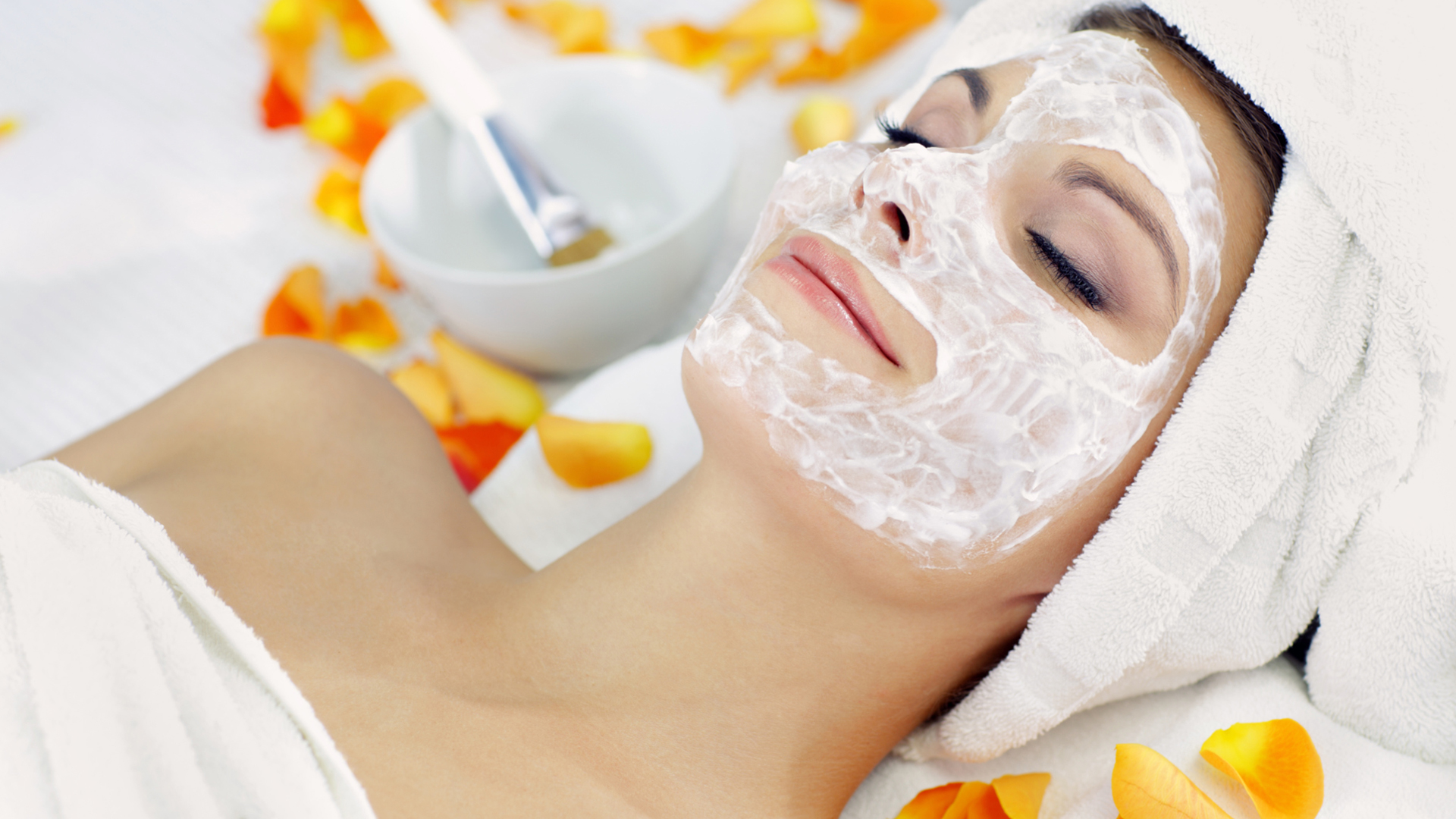 Attól függően, hogy mely kísérő összetevőket választja, a keverék táplálja, hidratálja, helyreállítja, sőt megfiatalítja a bőrt. maska-iz-banana-dlya-litsa_2