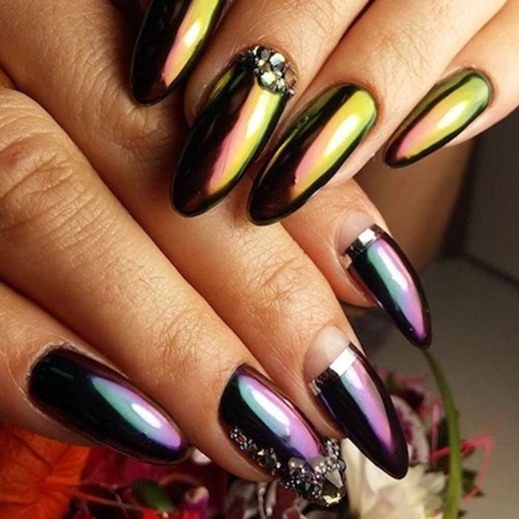 Underbart spel på långa naglar zerkalnyj-manikyur-foto_2