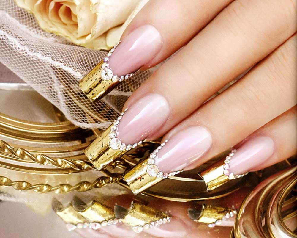Tyylikkäät kynnet tekojalokivillä zolotoj-manikyur-foto_22