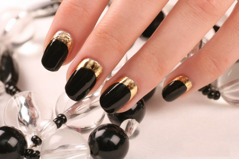 Ihastuttava tandem mustalla zolotoj-manikyur-foto_25