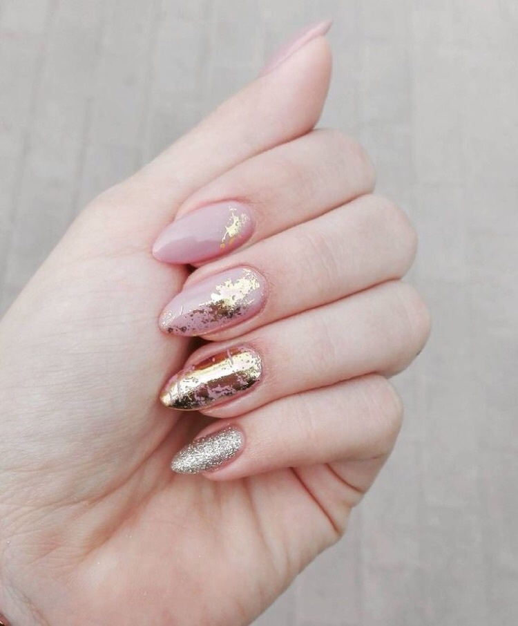 Hellävaraisilla sävyillä zolotoj-manikyur-foto_4