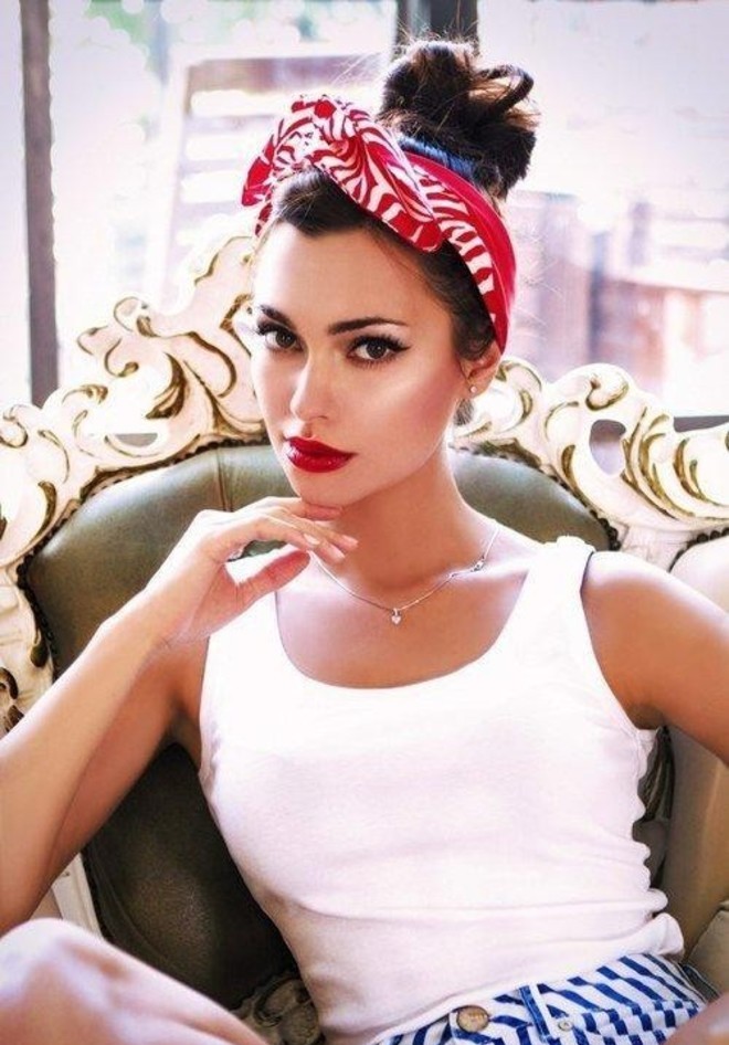 W stylu pin-up zalotny i jasny szal na drucie, wiązany wąskim paskiem nad lokami, z figlarnie wystającymi uszami, od razu wskazuje na ideę całego stroju povyazka-dlya-volos_ (21)