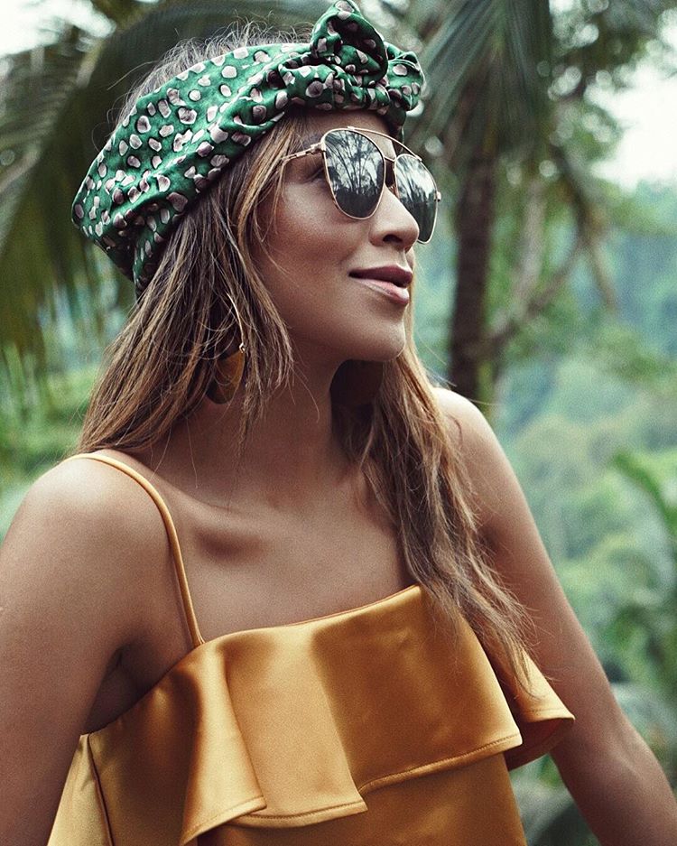 Skromna wstążka może ozdobić nawet zwykłą fryzurę i odegrać główną rolę w stroju wieczorowym povyazka-dlya-volos_ (23)