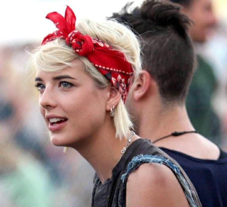 Jest nieodłącznym atrybutem wielu stylów povyazka-dlya-volos_ (25)