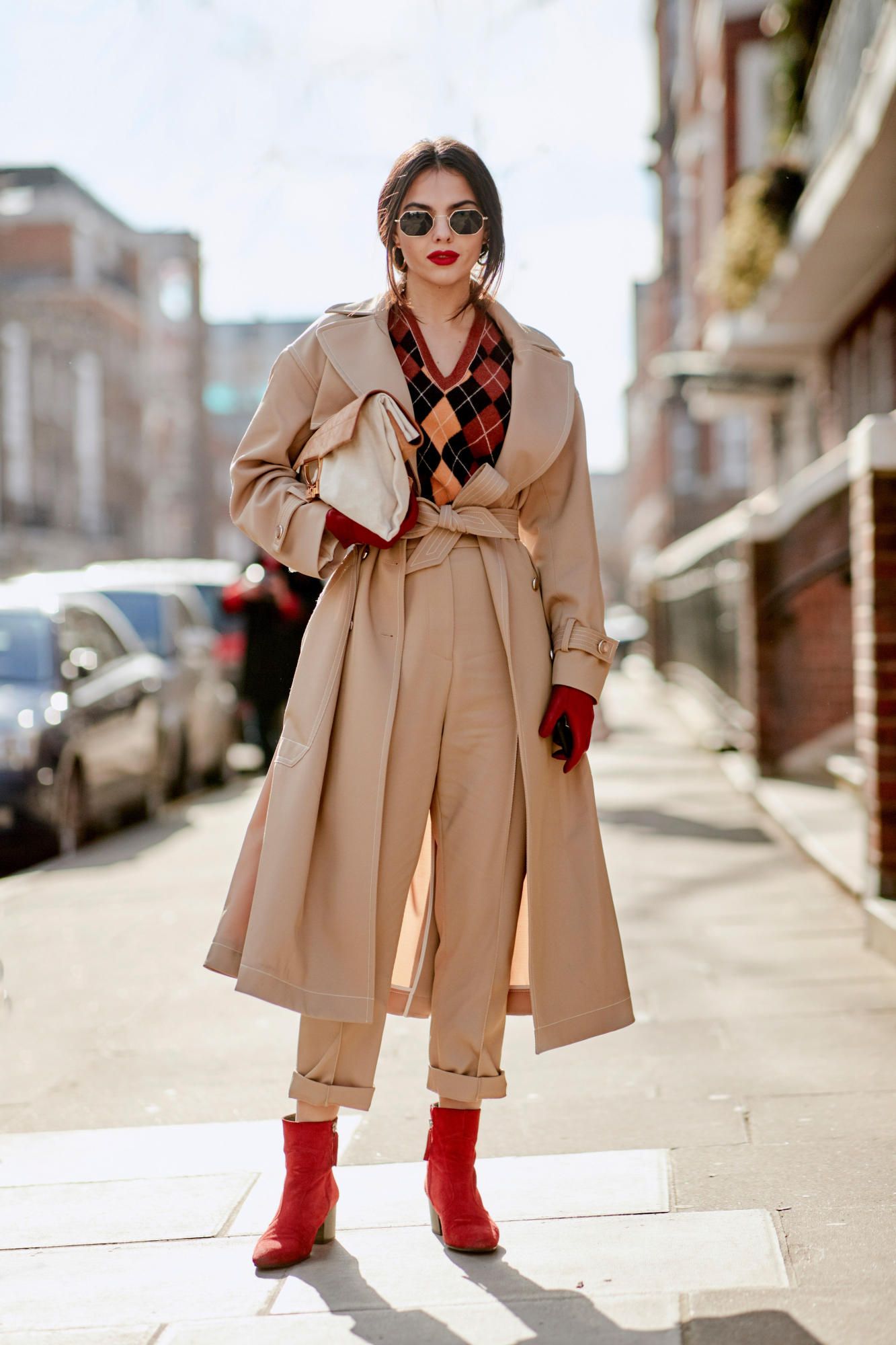 Le look est complété par des accents rouges s-chem-nosit-tranchée_ (17)