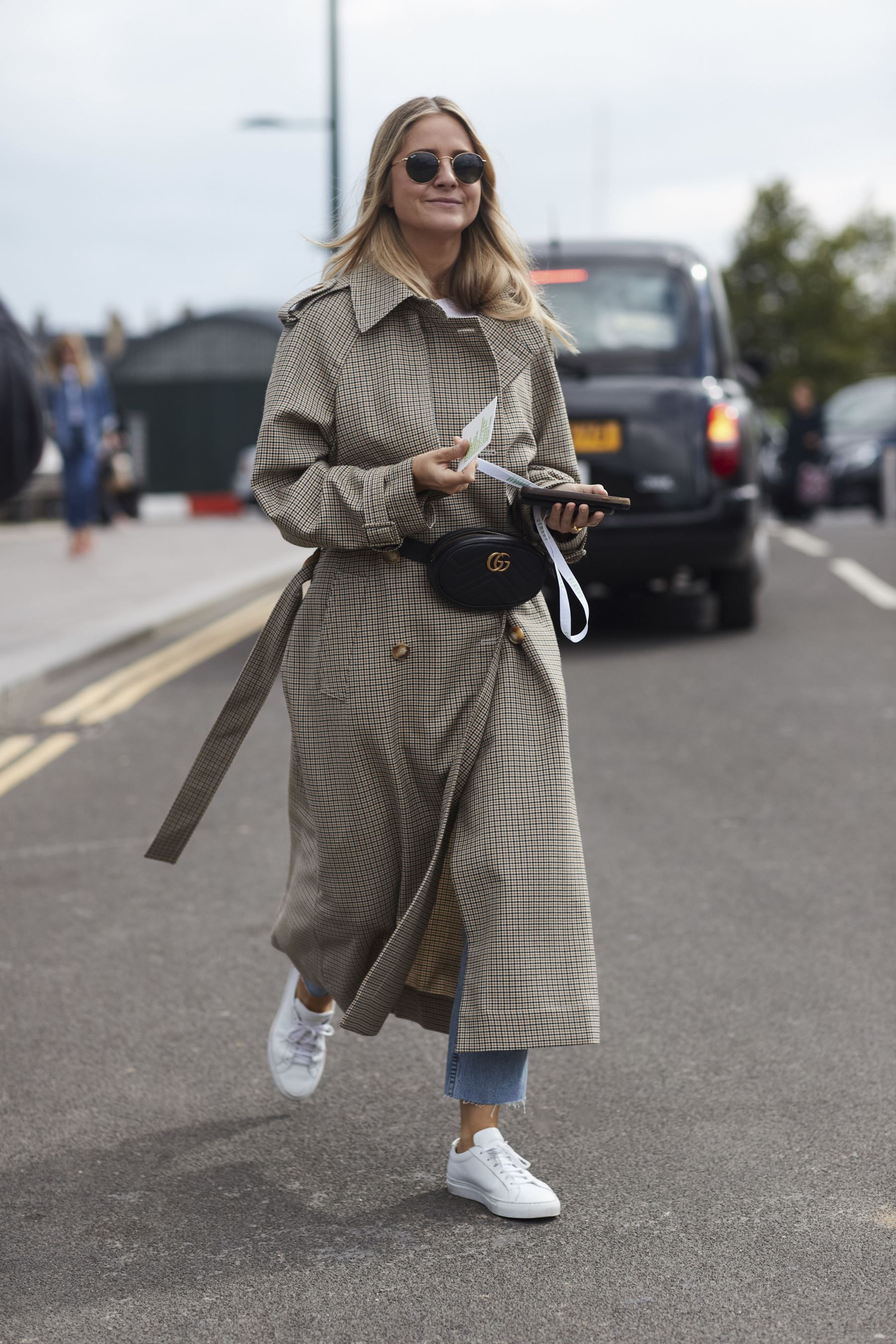 Avec des baskets blanches s-chem-nosit-tranchée_ (23)