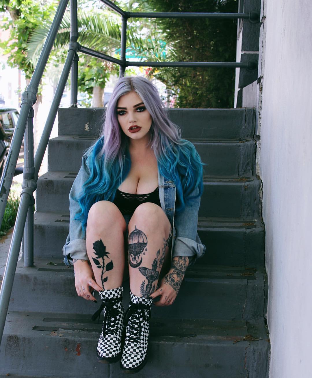 Ombre - ljusa azurblå ändar ser fantastiska ut på stora Hollywood -lockar sinij-tsvet-volos_ (12)