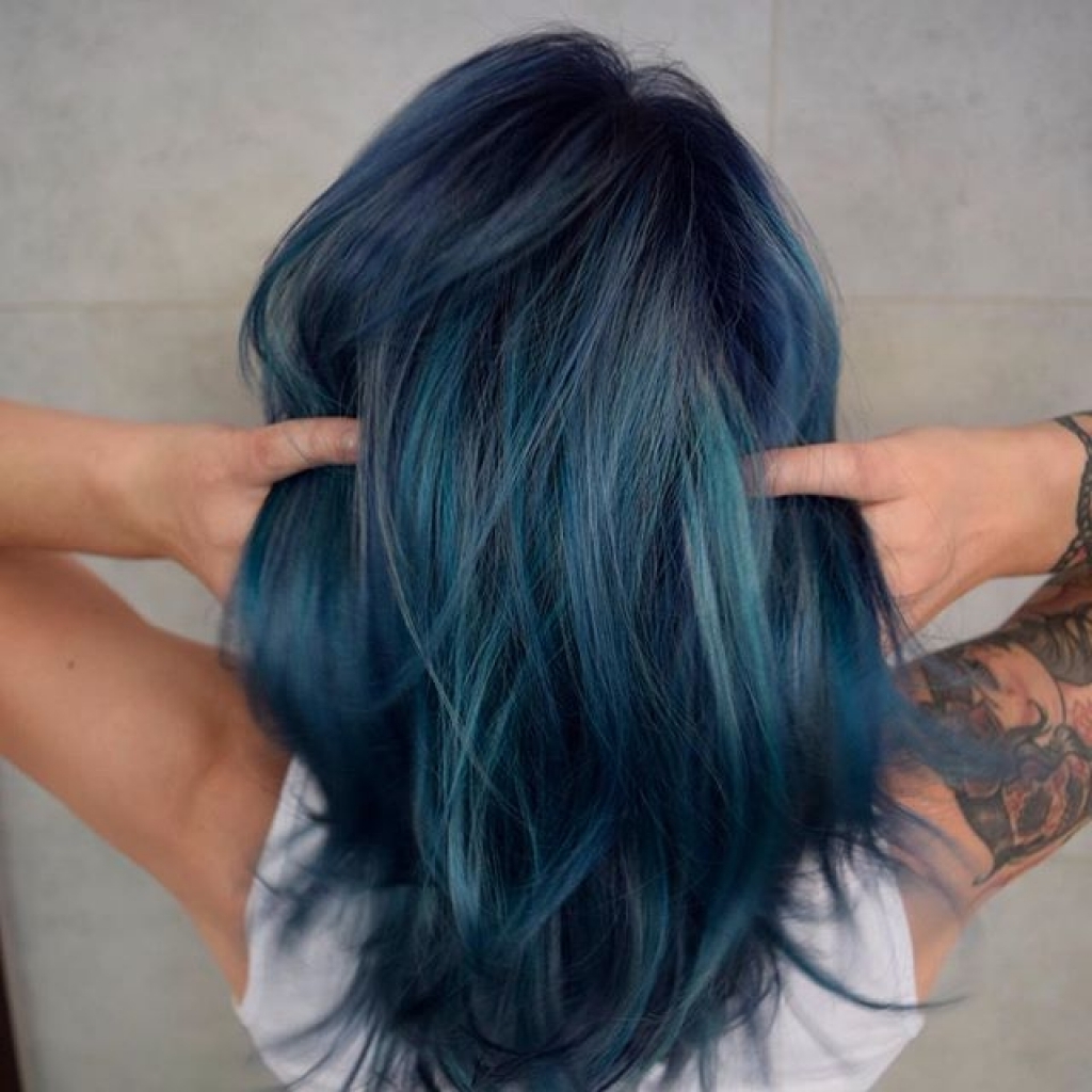 Efter färgning behöver din frisyr noggrant underhåll. sinij-tsvet-volos_-38