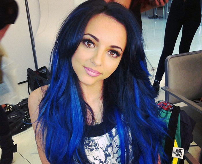 För en kortsiktig effekt kan du använda färgade kritor, med deras hjälp blir det enkelt att måla enskilda trådar eller spetsar i extravaganta färger. sinij-tsvet-volos_ (48)