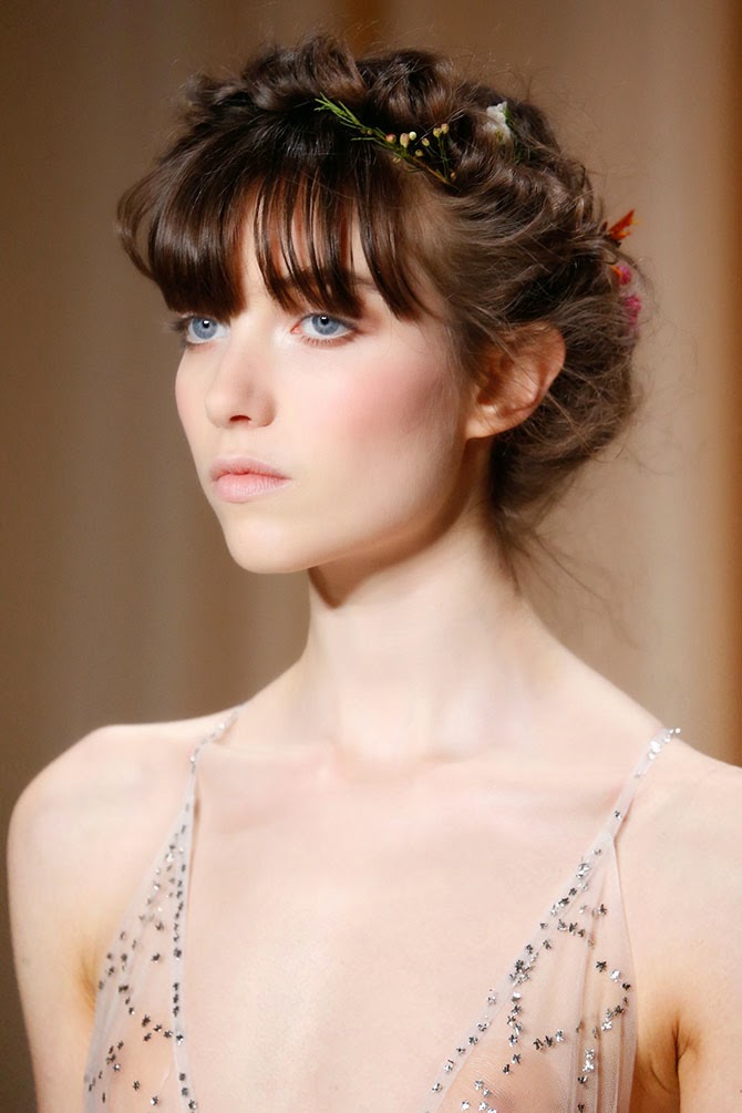 Sok lány magas frizurát csinál a bálra.Ünnepélyesnek tűnik, nem hétköznapi vysokie-pricheski-na-vypusknoj_ (19)