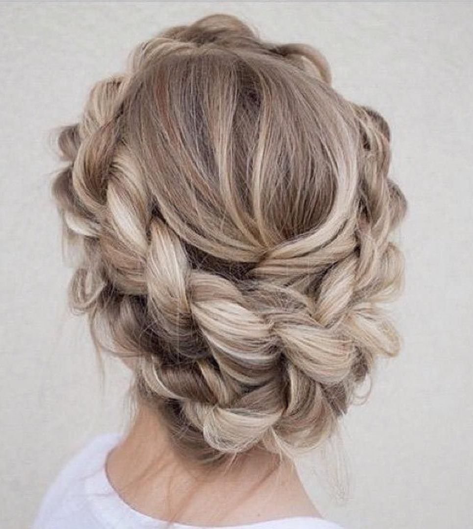 vysokie-pricheski-na-vypusknoj_ (20)