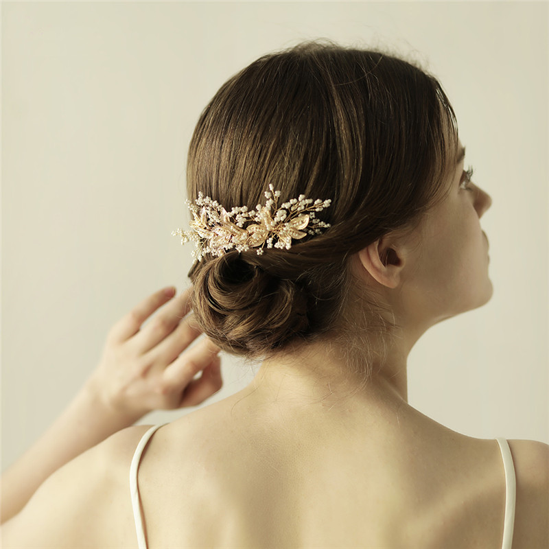 vysokie-pricheski-na-vypusknoj_ (32)