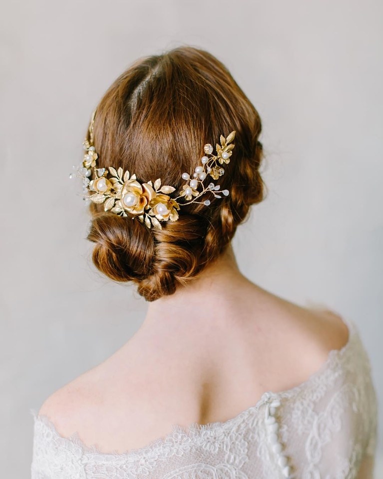 Alacsony zsemle kecses dekorációval vysokie-pricheski-na-vypusknoj_ (33)