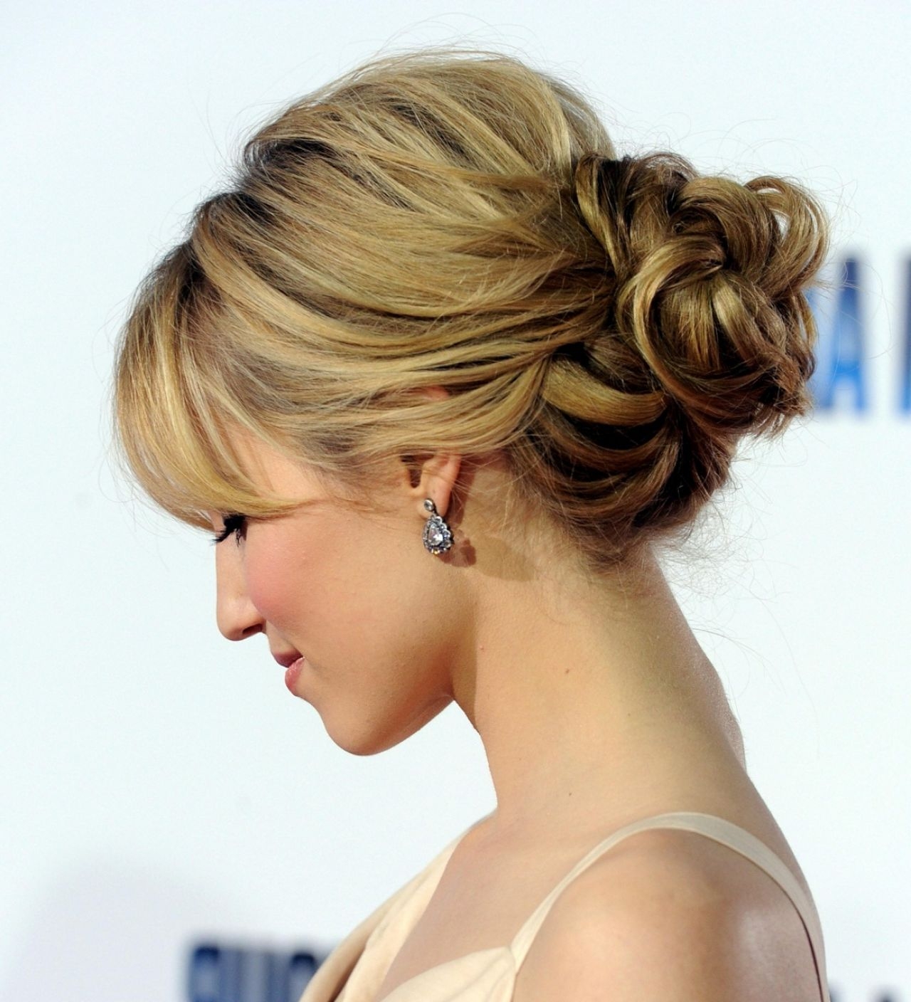 Hangsúlyozza a tegnapi tanuló felnőtt státuszát vysokie-pricheski-na-vypusknoj_-40