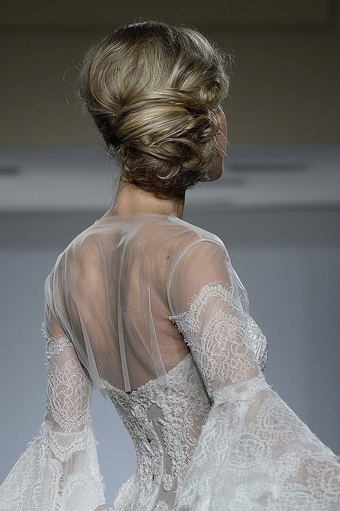 A magas báli frizurát gondosan rögzíteni kell, hogy a lehető legtermészetesebb legyen. vysokie-pricheski-na-vypusknoj_ (42)