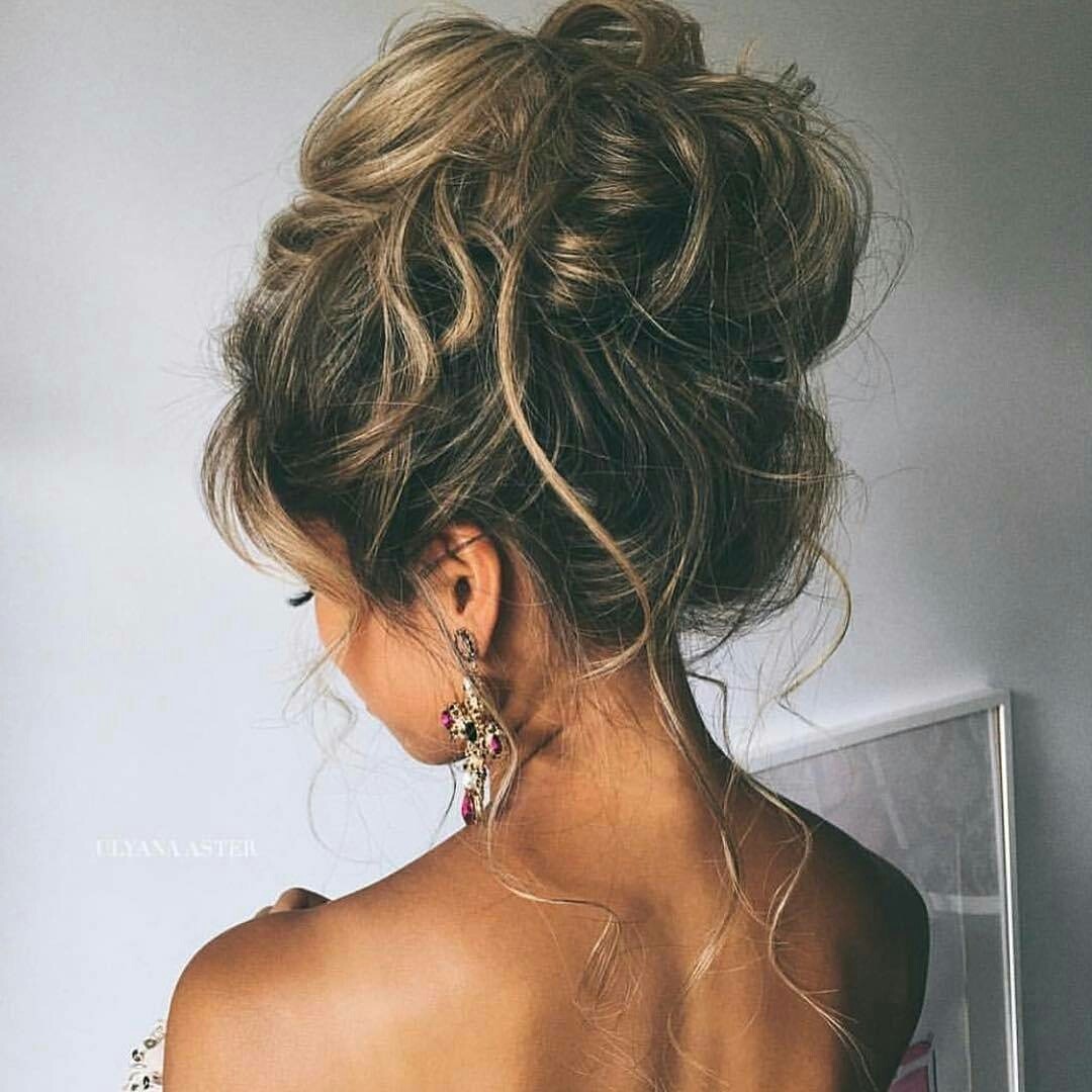 Formázó termékek nélkül nehéz olyan szerkezetet létrehozni, amely változtatások nélkül ellenáll egy egész estének. vysokie-pricheski-na-vypusknoj_ (43)